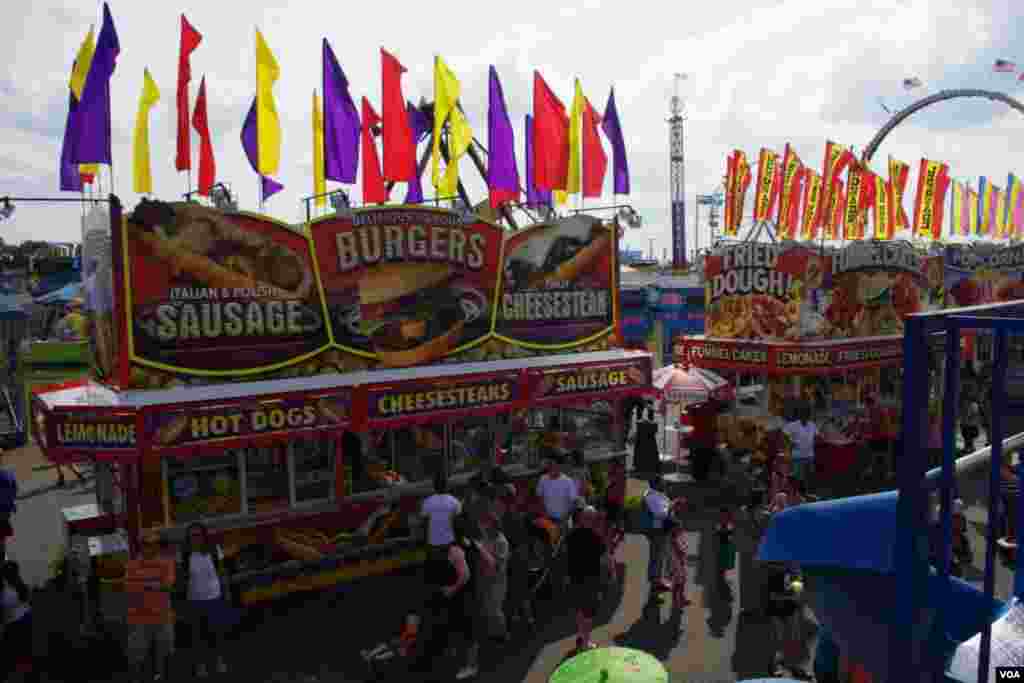 Hot dogs, helados, pizzas y limonadas son algunas de las comidas que se ofrecen en la feria.&nbsp;(Foto: Mariana Ardiles).