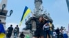 ARCHIVO - La modelo y periodista ucraniana Alona Goncharuk posa con una bandera de su país, en el Ángel de la Independencia, en Ciudad de México, donde vive desde abril de 2022, debido a la gran invasión rusa en Ucrania.