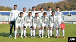 Tim Indonesia berfoto sebelum mengikuti laga babak kualifikasi Piala AFC U-19 antara Indonesia dan Korea Selatan di Stadion Paju, 4 November 2017. (Foto: AFP)