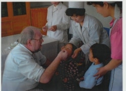 2001년 가을 황해도 해주시에서 열린 유엔아동기금 UNICEF의 아동 백신 접종 활동에 호어 대리대사도 참여했다. (사진제공: 호어 전 대리대사)