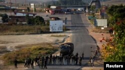 Soldados venezolanos son vistos a lo largo de la frontera entre Venezuela y Brasil en Pacaraima, Brasil, el 25 de febrero de 2019. 