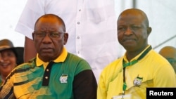 Le président de l'ANC Cyril Ramaphosa et son adjoint David Mabuza, à droite, regardent à East London en Afrique du Sud, le 13 janvier 2018.