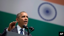 El presidente Barack Obama habla en el auditorium del Fuerte Siri en Nueva Delhi, poco antes de partir de la India.