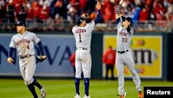 Los Astros Correa (1) y Reddick (22) celebran después de ganar en el 3er juego de la Serie Mundial a los Nats en el Nationals Park, de Washington D.C. el 25 de octubre de 2019. Reuters.