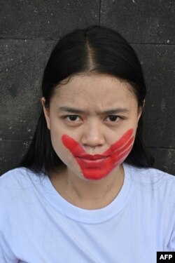 Seorang aktivis gerakan anti-kekerasan terhadap perempuan dalam unjuk rasa memprotes pelecehan dan kekerasan seksual terhadap perempuan di depan Kementerian Pendidikan dan Kebudayaan di Jakarta, 10 Februari 2020. (Foto: AFP)