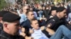 La police russe porte le leader de l'opposition, Alexeï Navalny, au centre d'une manifestation contre le président Vladimir Poutine sur la place Pouchkine à Moscou, en Russie, 5 mai 2018. 