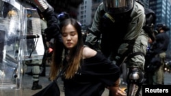 Polícia de choque detém manifestante durante um comício anti-governo no centro de Hong Kong, China 6 de Outubro, 2019. 
