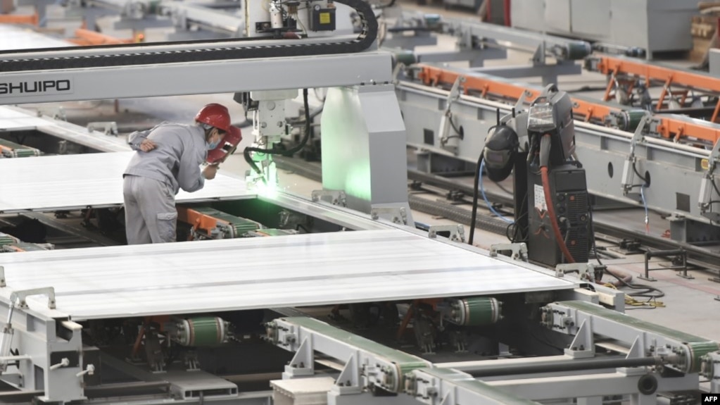 中国山东邹平一家铝制品厂的工人在工作。（2020年3月14日）(photo:VOA)