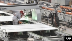 中國山東鄒平一家鋁製品廠的工人在工作。 （2020年3月14日）