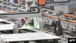 中国山东邹平一家铝制品厂的工人在工作。（2020年3月14日）