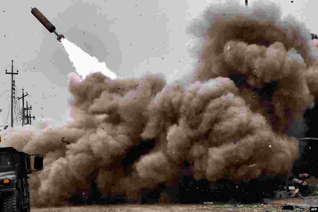 Iraqi forces fire artillery toward Islamic State (IS) jihadists positions in west Mosul, March 11, 2017, as the ongoing battle to retake the city from the group continues.