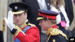 新郎威廉王子(左)和伴郎哈里王子到场