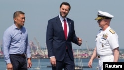 2026年7月4日，在纽约举行的庆祝美国250周年的“帆船巡游250”(Sail 250)期间，代理美国海军部长高雄(Hung Cao)与美国副总统J.D.万斯(JD Vance)登上美国海军“黄蜂”级两栖攻击舰“奇尔萨奇”号(USS Kearsarge)。