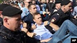 La police russe porte le leader de l'opposition, Alexeï Navalny, au centre d'une manifestation contre le président Vladimir Poutine sur la place Pouchkine à Moscou, en Russie, 5 mai 2018. 