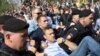La police russe porte le leader de l'opposition, Alexeï Navalny, au centre d'une manifestation contre le président Vladimir Poutine sur la place Pouchkine à Moscou, en Russie, 5 mai 2018. 