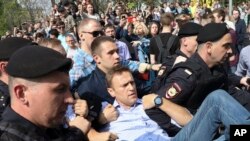 La police russe porte le leader de l'opposition, Alexeï Navalny, au centre d'une manifestation contre le président Vladimir Poutine sur la place Pouchkine à Moscou, en Russie, 5 mai 2018. 