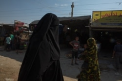 In the al-Hol Camp in Syria, 71,000 people are detained, mostly the wives and children of Islamic State militants, and the camp has grown increasingly violent since Turkish military operations began last week. Oct. 17, 2019. (Y. Boechat/VOA)