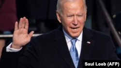 Président Joe Biden azali kolapa ndayi na bovansiami bwa ye na bokonzi, na Capitole, Washington D.C., 20 janvier 2021, (Foto: AFP/Saul Loeb)