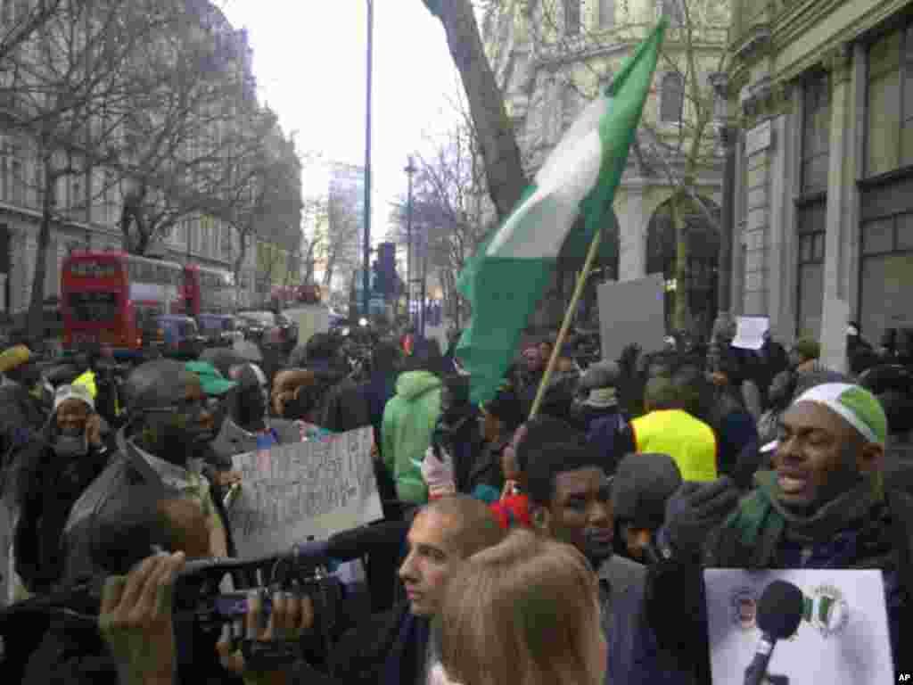'Yan Najeriya dake zaune a Birtaniya sun yi dafifi a ofishin jakadancin Najeriya sake birnin London domin nuna rashin gamsuwa da tsare tsaren tattalin arziki masu tsauri da gwamnatin shugaba Goodluck Jonathan ta dauka da suka kuntatawa 'yan Najeriya.