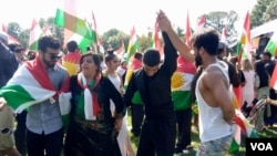 A group of Kurds dance in a show of solidarity with Iraqi Kurds who on Sept. 25 will be voting in an independence referendum in Iraqi Kurdistan, in Washington, D.C., Sept. 17, 2017. (P. Vohra/VOA)