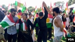 A group of Kurds dance in a show of solidarity with Iraqi Kurds who on Sept. 25 will be voting in an independence referendum in Iraqi Kurdistan, in Washington, D.C., Sept. 17, 2017. (P. Vohra/VOA)