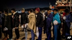 ARHIVA - Migranti na Siciliji (Foto: AP/Santi Palacios)