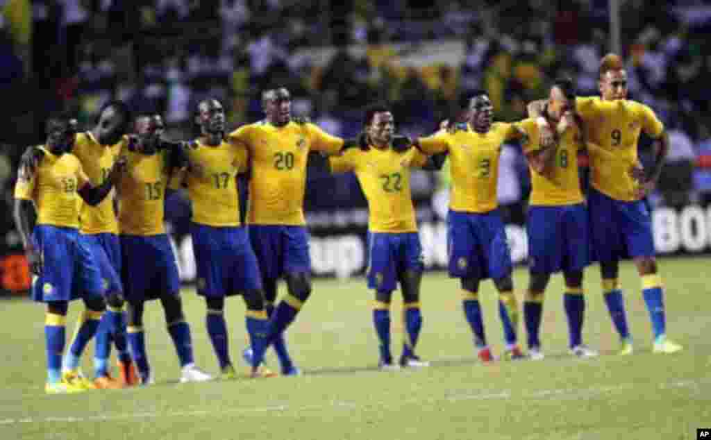 Gabon's players stand together during the penalty shootout in their African Cup of Nations quarter-final soccer match against Mali at the Stade De L'Amitie Stadium in Gabon's capital Libreville, February 5, 2012.