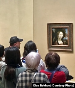 Tourists take pictures of Ginevra de' Benci, the original portrait painting by Leonardo da Vinci of the 15th-century Florentine aristocratic teenager. The National Gallery of Art in Washington bought it in 1967 for $5 million, a huge price at the time. (Photo: Diaa Bekheet)