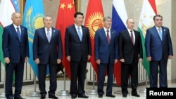 中國國家主席習近平 (中） 2013 年九月出訪哈薩克斯坦時正式宣布，將建立陸上絲綢之路。