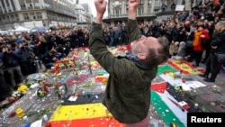 جمع کثیر مردم در بروکسل به یادبود از قربانیان حملات دیروز، برای یک دقیقه سکوت کردند.