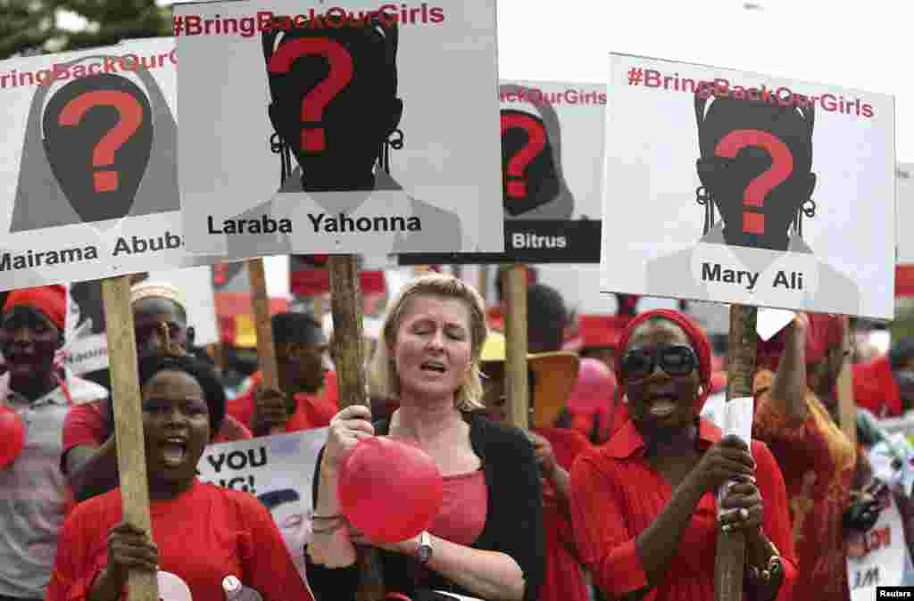 Para perempuan membawa plakat dalam protes menuntut pembebasan para siswi sekolah menengah putri yang diculik, di desa terpencil Chibok, di Lagos, Nigeria. &nbsp;
