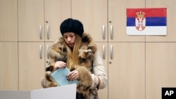 ARHIVA - Glasanje na izborima za Skupštinu grada Beograda, 4. marta 2018. (Foto: AP/Darko Vojinović)