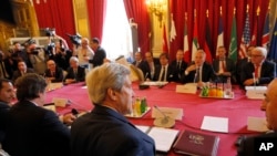 U.S. Secretary of State John Kerry, foreground center, attends a meeting on the conflict in Syria, in Paris, May 9, 2016, with representatives from France, Britain, Germany, Italy, Saudi Arabia, UAE, Qatar, Jordan, Turkey and the EU.