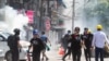 缅甸军警在仰光三桥区围剿抗议青年惊动国际社会 部分示威者已安全撤离