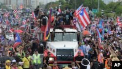 Manifestantes salen a las calles para exigir la renuncia del gobernador, Ricardo Rosselló, en San Juan, Puerto Rico, el 22 de julio de 2019. 