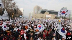 Para pendukung Presiden Park Geun-hye, menolak penggulingannya dengan berunjuk rasa di Seoul, South Korea, 31 Desember 2016 (AP Photo/Lee Jin-man). 