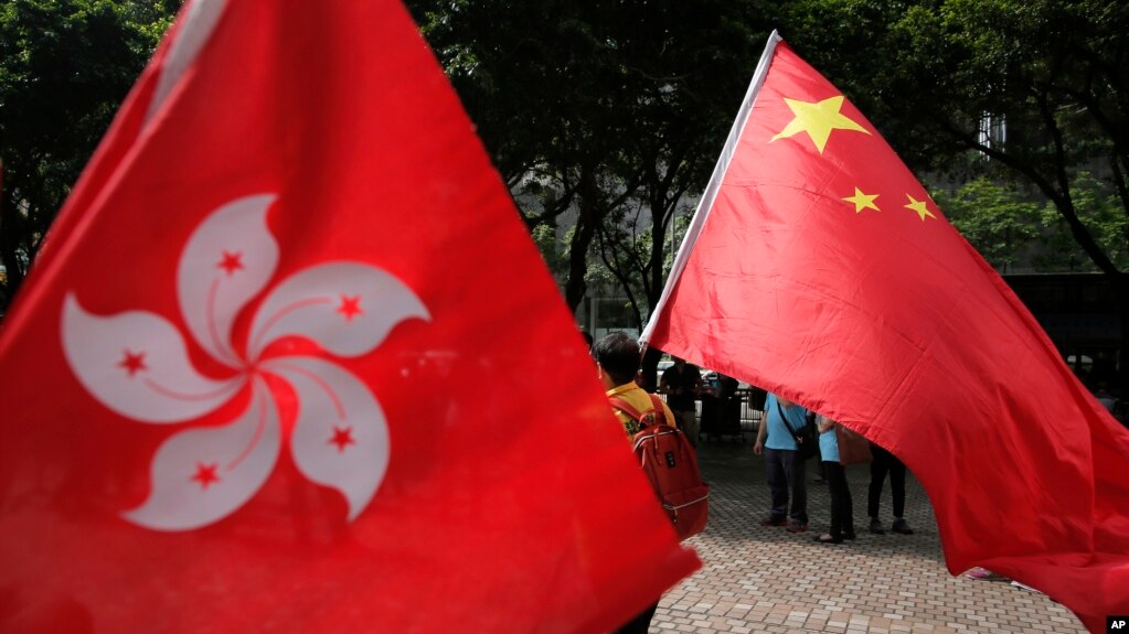 中国国旗和香港旗帜(photo:VOA)