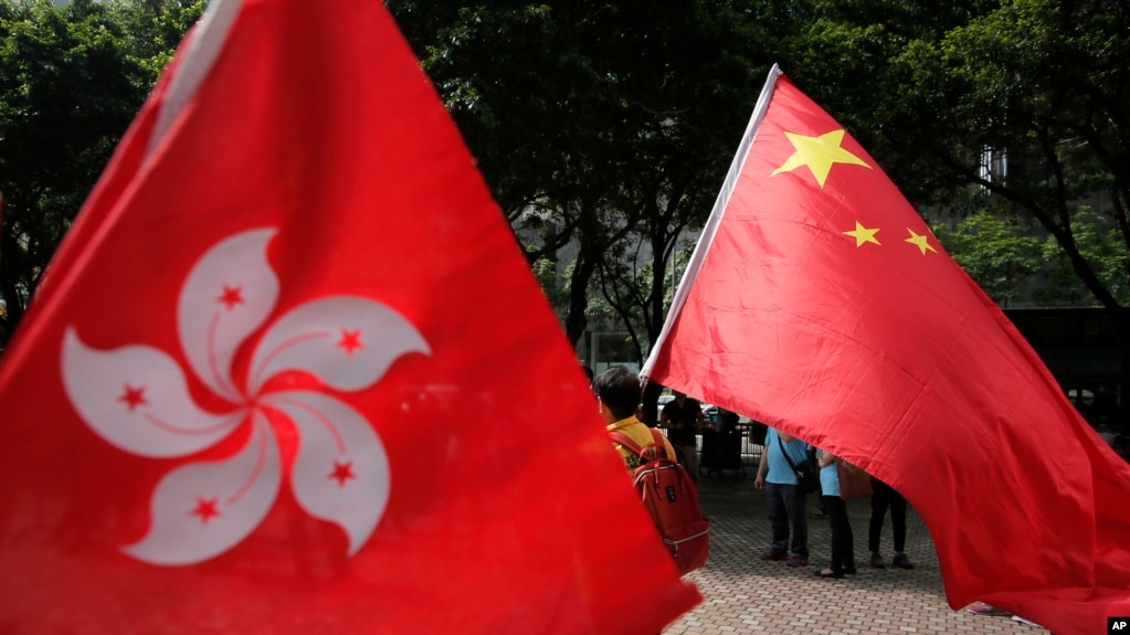 中国国旗和香港旗帜(photo:VOA)