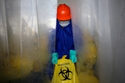 Seorang petugas medis mengenakan APD, membawa kantong sampah berisi limbah medis di tengah pandemi COVID-19 di Tangerang, dekat Jakarta, Indonesia, 29 Juni 2020. (Foto: Antara Foto / Fauzan via REUTERS)