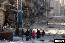 Syrians flee clashes between government forces and rebels in Tariq al-Bab and al-Sakhour neighborhoods of eastern Aleppo towards other rebel held besieged areas of Aleppo, Nov. 28, 2016.