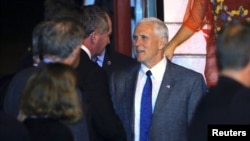 21일 호주 시드니국제공항에 도착한 마이크 펜스 미국 부통령(오른쪽)이 바르나비 조이스 호주 부총리와 악수하고 있다. 