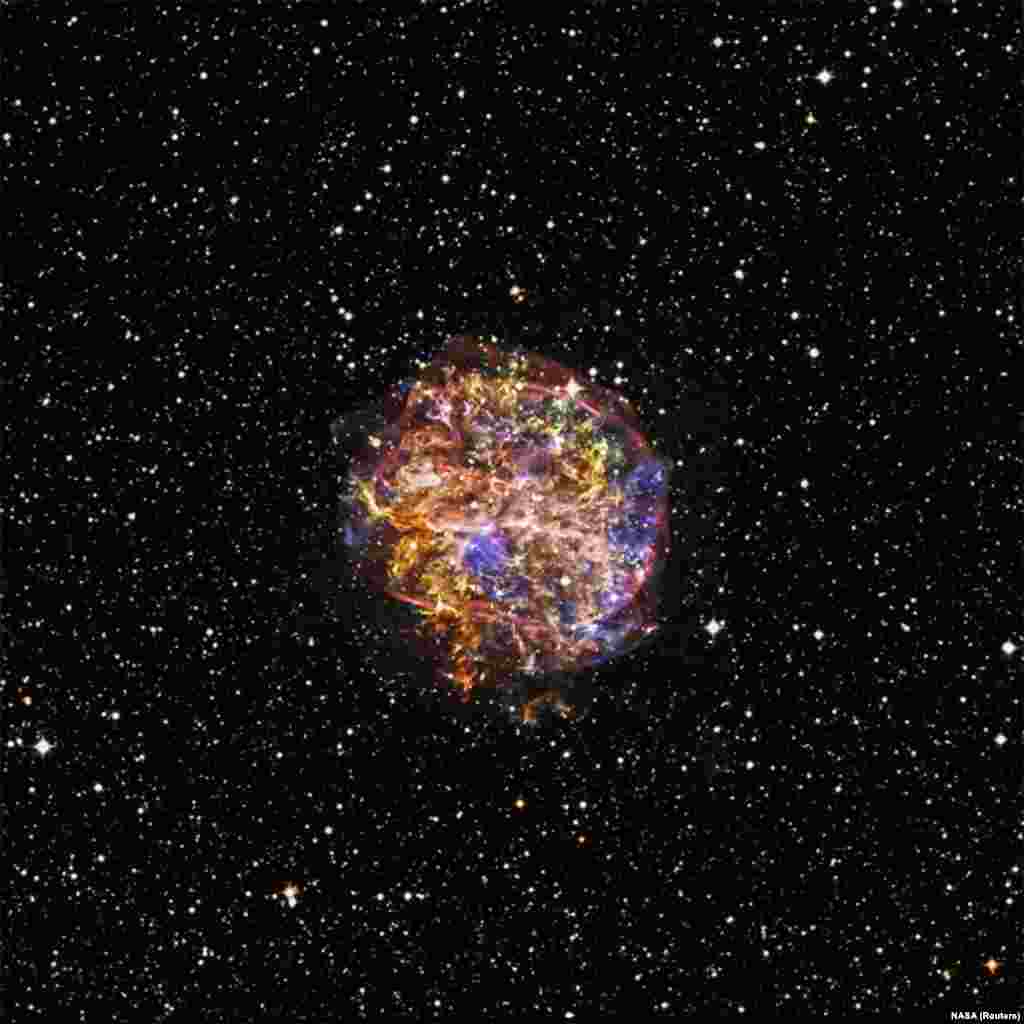 Foto sisa-sisa supernova&nbsp;G292.0+1.8, adalah sebuah struktur yang dihasilkan dari ledakan&nbsp;bintang&nbsp;dalam sebuah&nbsp;supernova (sumber: NASA).