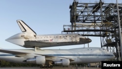 El avión sobrevolará la conocida como "costa del espacio" en Florida para que aquellos que han trabajado en el programa de los transbordadores y aficionados al espacio puedan despedirse del Discovery