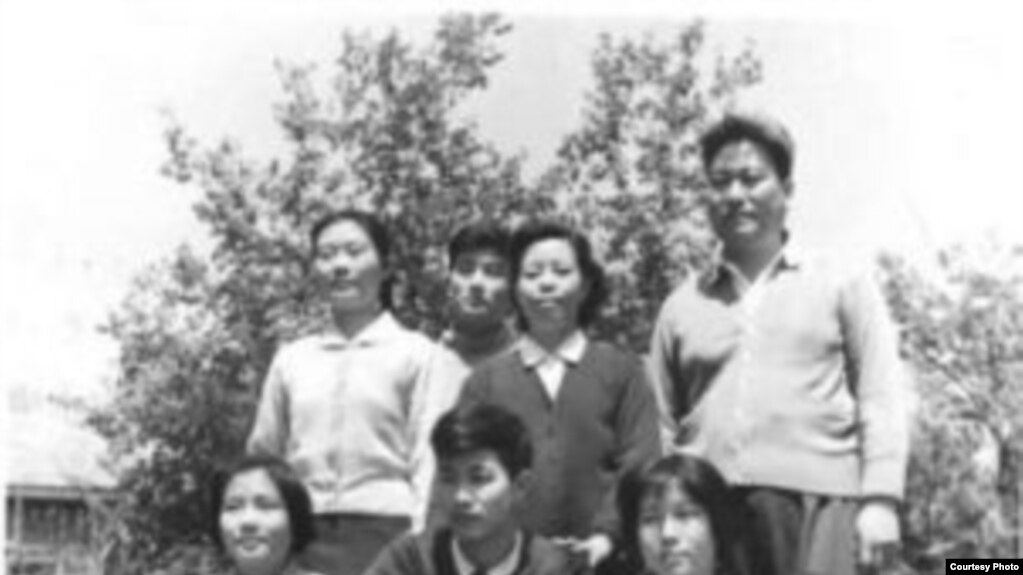1964年5月1日，黄万里夫妇与子女在清华新林院5号甲（黄万里研究基金图片）(photo:VOA)