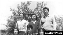 1964年5月1日，黃萬裏夫婦與子女在清華新林院5號甲（黃萬裏研究基金圖片）