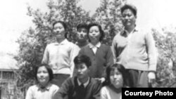 1964年5月1日，黄万里夫妇与子女在清华新林院5号甲（黄万里研究基金图片）