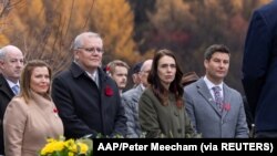 Perdana Menteri Selandia Baru Jacinda Ardern, mitranya Clarke Gayford, Perdana Menteri Australia Scott Morrison dan istrinya Jenny Morrison menghadiri upacara peletakan karangan bunga di Arrowtown Cenotaph. (Foto: AAP/Peter Meecham via REUTERS)
