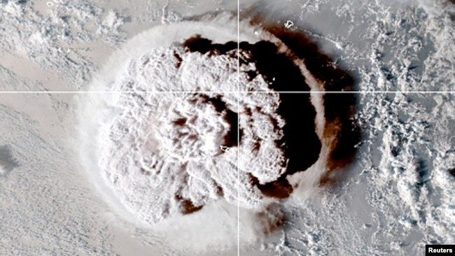 Một núi lửa ngoài khơi đảo quốc Tonga phun trào được chụp lại bằng vệ tinh GOES-West của Cơ quan Đại dương và Khí tượng Quốc gia Hoa Kỳ (NOAA) lúc 05 giờ 00 giờ GMT, ngày 15 tháng 1, 2022. CIRA/NOAA/Handout via REUTERS.