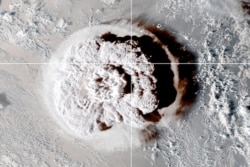 Letusan gunung berapi bawah laut di lepas pantai Tonga, yang memicu peringatan tsunami untuk beberapa negara kepulauan Pasifik Selatan, terlihat dalam gambar dari satelit NOAA GOES-West yang diambil pada pukul 05:00 GMT, 15 Januari 2022. (Foto: via Reuters )