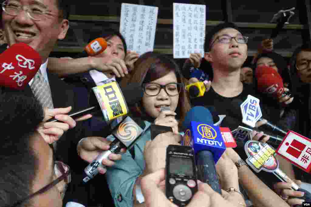 太阳花学运学生领袖黄郁芬在台北地方法院门口宣读“为民主不服从”声明(美国之音张佩芝拍摄)